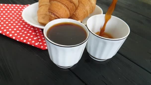 Café Vierte Una Taza Croissant — Vídeo de stock