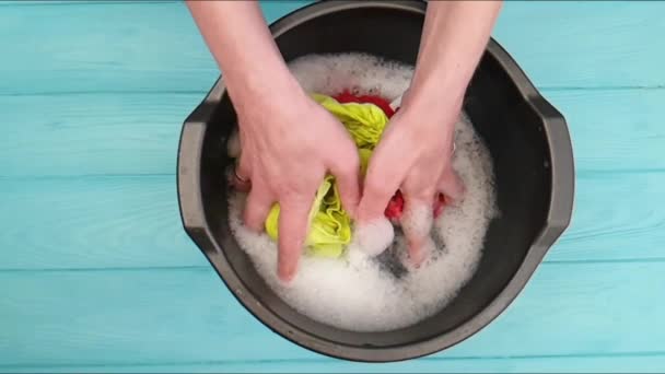 Mãos Lavam Roupa Soalho Madeira Bacia — Vídeo de Stock