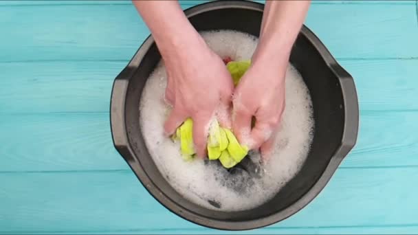 Mãos Lavam Roupa Soalho Madeira Bacia — Vídeo de Stock