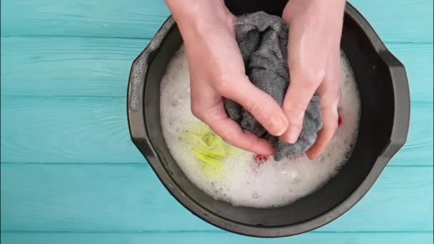 Handen Wassen Kleren Een Bekken Houten Vloer — Stockvideo