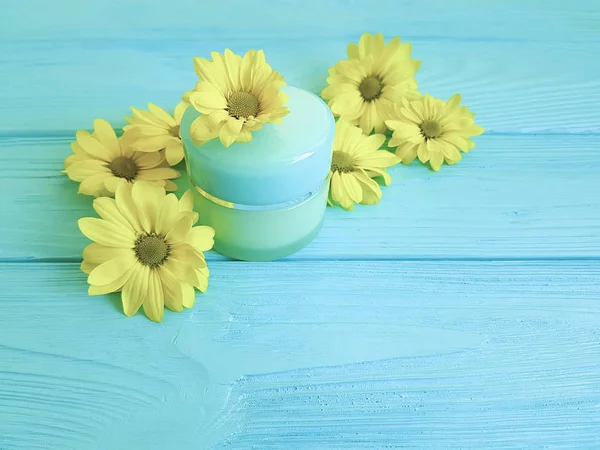 Crema Cosmética Flores Amarillas Sobre Fondo Madera Azul — Foto de Stock