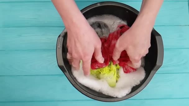 Руки Стирают Одежду Раковине — стоковое видео