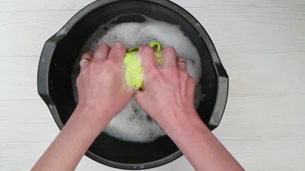 洗手盆木背衣 — 图库视频影像