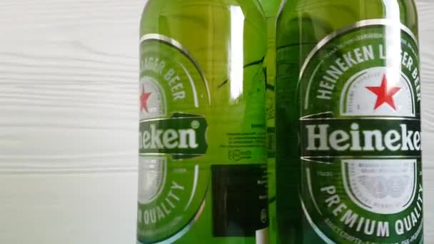 Ukraine Kiev Januar 2018 Wird Eine Flasche Bier Heineken — Stockvideo