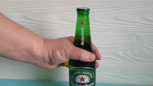 乌克兰基辅2018年1月26日手开瓶啤酒喜力酒 — 图库视频影像