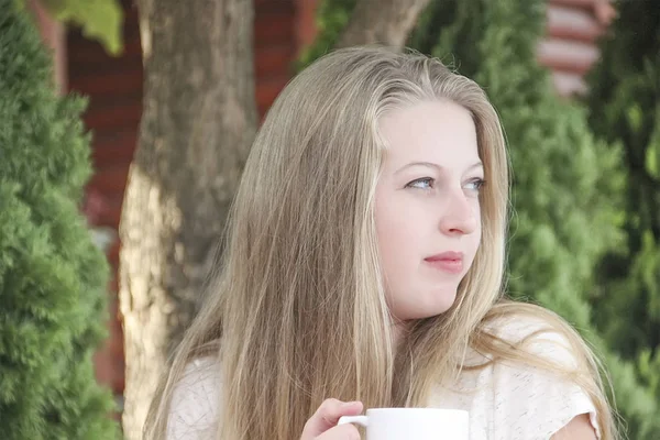 Vacker Blond Tjej Med Kopp Kaffe Stående Naturen — Stockfoto