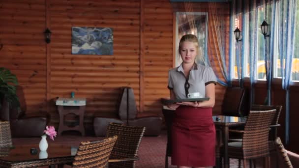 女孩服务员与托盘夏天在咖啡馆 — 图库视频影像