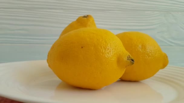 Limones Madera Plato Vueltas — Vídeo de stock