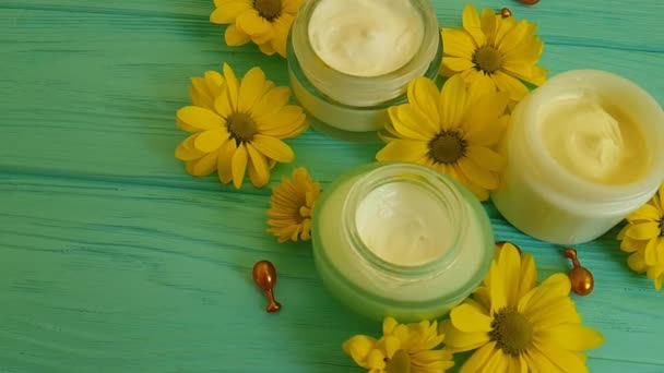 Crème Cosmetische Gele Bloemen Blauwe Houten Achtergrond — Stockvideo