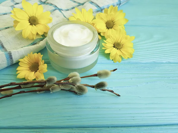 Salgueiro Creme Peludo Cosméticos Flores Amarelas Toalha Azul Madeira Fundo — Fotografia de Stock