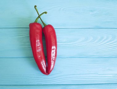 Mavi ahşap üzerinde kırmızı biber