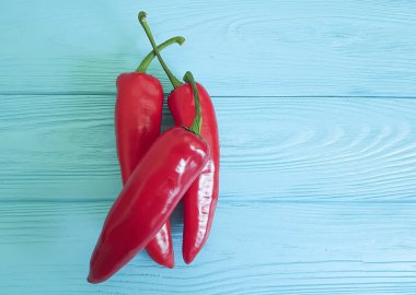 Mavi ahşap üzerinde kırmızı biber