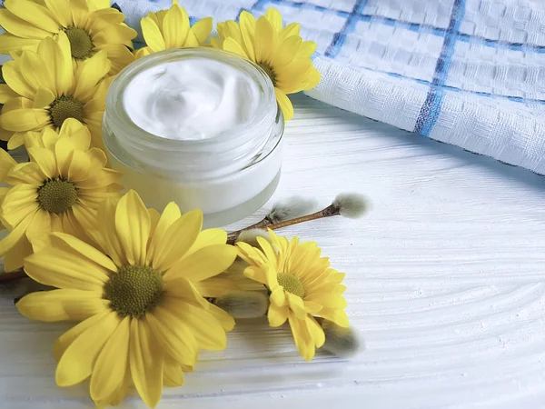 Willow, krem kozmetik sarı çiçekler havlu Beyaz ahşap arka plan bahar