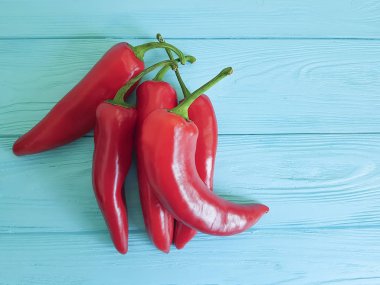 Mavi ahşap üzerinde kırmızı biber