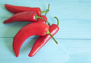 Mavi ahşap üzerinde kırmızı biber