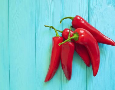 Mavi ahşap üzerinde kırmızı biber