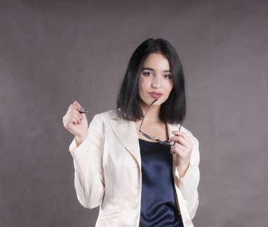 güzel genç işkadını gözlük Studio bir kalem ile ciddi