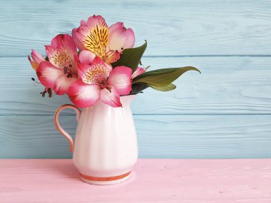Vazo çiçek alstroemeria bir tahta üzerinde