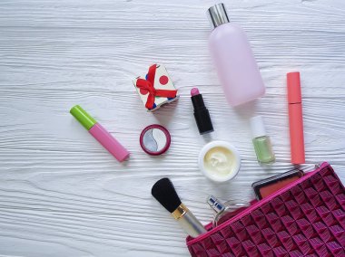 Beyaz ahşap Dekoratif kozmetik ile kozmetik çantası