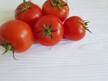 Beyaz tahta üzerine taze domates