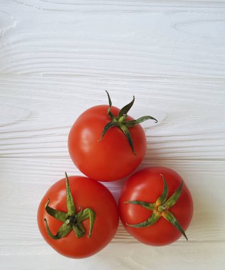 Beyaz tahta üzerine taze domates