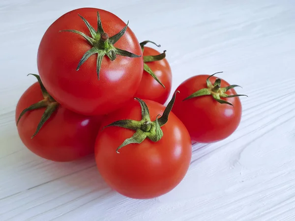 Frische Tomaten Auf Weißem Holz — Stockfoto