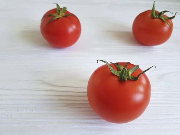 Frische Tomaten Auf Weißem Holz — Stockfoto