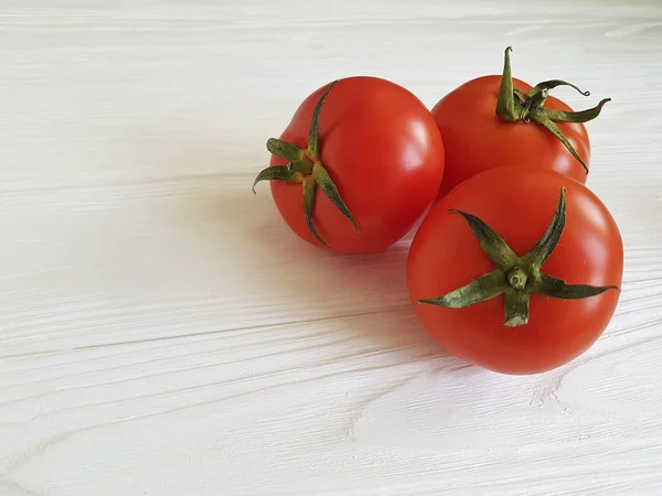 Frische Tomaten Auf Weißem Holz — Stockfoto