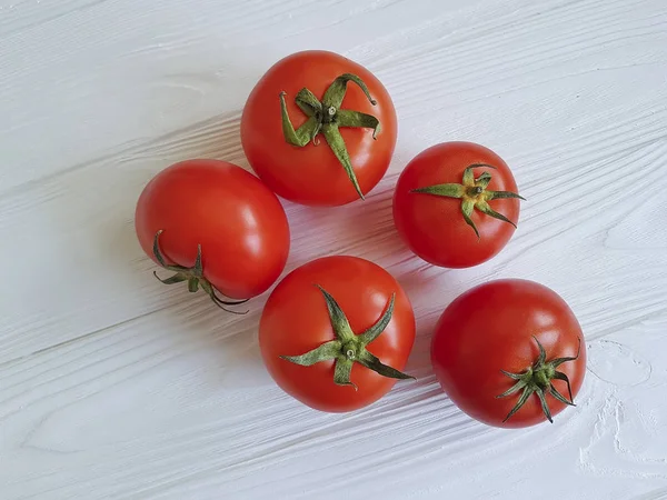 Frische Tomaten Auf Weißem Holz — Stockfoto