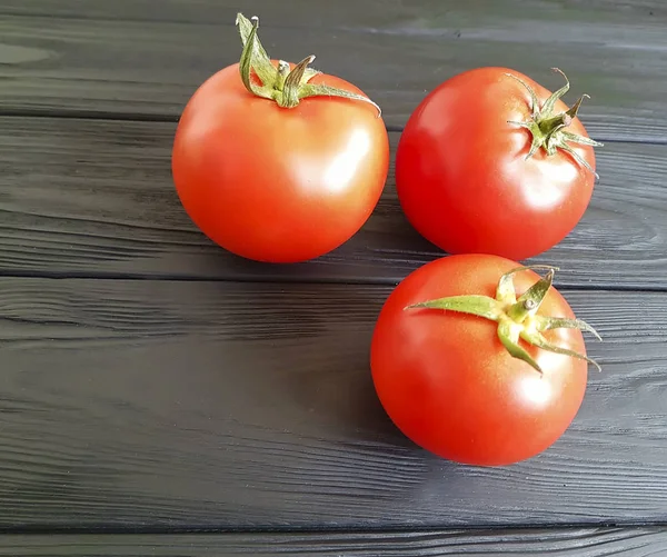 Frische Tomaten Auf Schwarzem Holz — Stockfoto