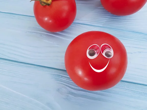 Tomaten Lustige Karikatur Auf Blauem Holz — Stockfoto