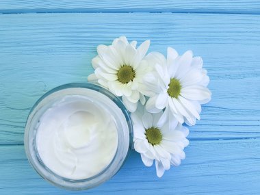 Mavi ahşap kozmetik krem beyaz çiçekler