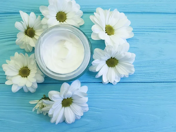 Crème Cosmetische Witte Bloemen Blauwe Houten — Stockfoto
