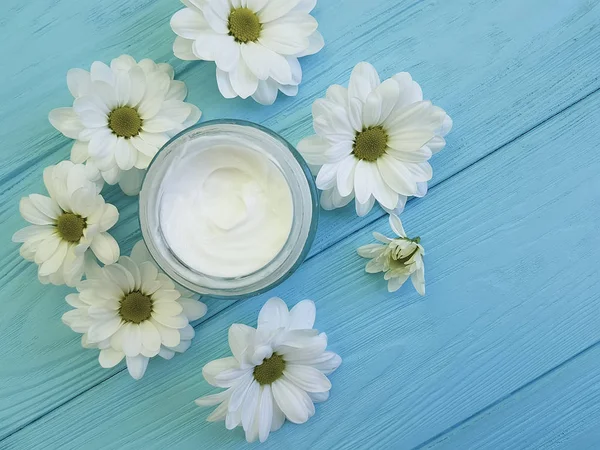 Crème Cosmetische Witte Bloemen Blauwe Houten — Stockfoto