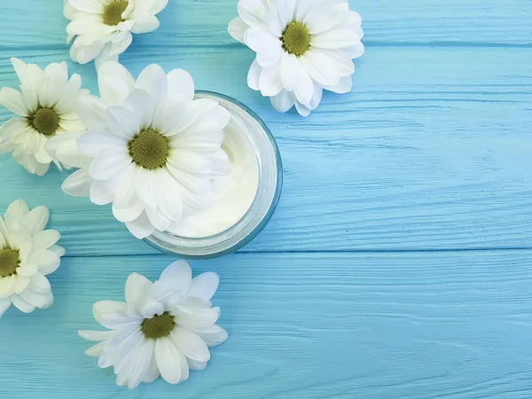 Flores Brancas Cosméticas Creme Madeira Azul — Fotografia de Stock