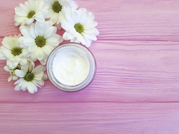 Flores Brancas Cosméticas Creme Uma Madeira Rosa — Fotografia de Stock