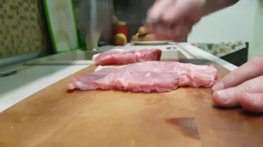 elini çiğ et bir ahşap yener