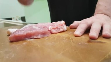 elini çiğ et bir ahşap yener