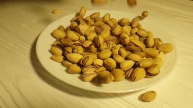 Beyaz ahşap plaka, damla, ağır çekim çekim Antep fıstığı