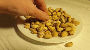Beyaz ahşap plaka, el Antep fıstığı