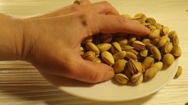 Beyaz ahşap plaka, el Antep fıstığı