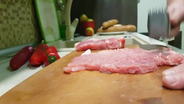 Mão Homem Bate Carne Crua Uma Madeira — Vídeo de Stock