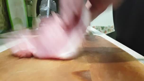 Mann Schlägt Rohes Fleisch Mit Der Hand Auf Holz — Stockvideo