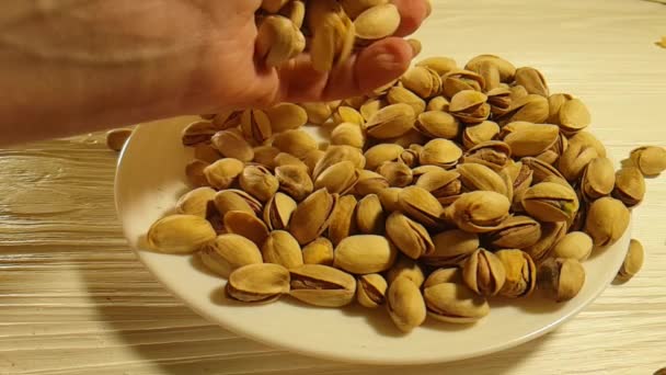 Pistachos Una Placa Madera Blanca Mano — Vídeo de stock