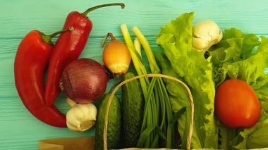 bir mavi ahşap kağıt torba hasat organik sebze