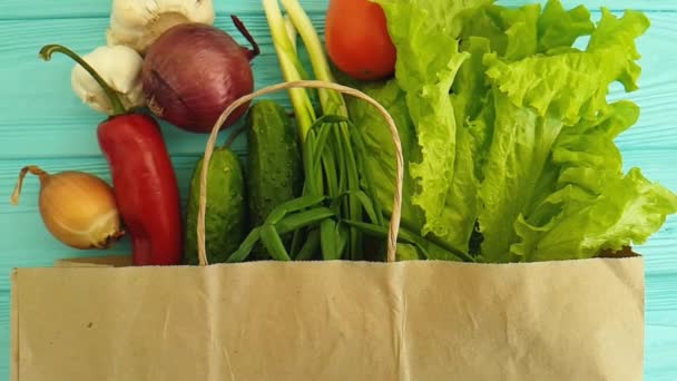 Βιολογικά Λαχανικά Ένα Μπλε Ξύλινο Χαρτί Τσάντα Συγκομιδή — Αρχείο Βίντεο