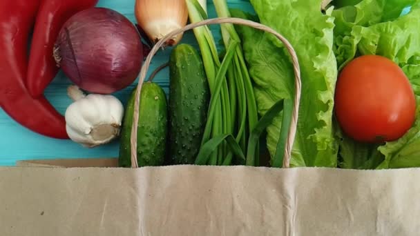 Verduras Orgánicas Una Cosecha Bolsa Papel Madera Azul — Vídeos de Stock