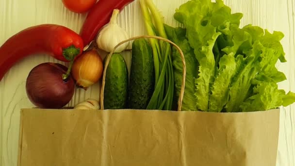 Βιολογικά Λαχανικά Ένα Άσπρο Ξύλινες Χαρτί Τσάντα Συγκομιδή — Αρχείο Βίντεο