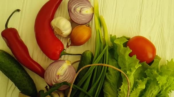 Verduras Orgánicas Una Cosecha Bolsa Papel Madera Blanca — Vídeos de Stock