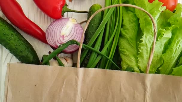 Βιολογικά Λαχανικά Ένα Άσπρο Ξύλινες Χαρτί Τσάντα Συγκομιδή — Αρχείο Βίντεο